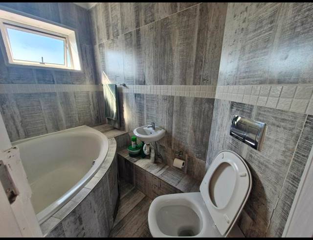 2 BEDROOM APARTMENT FOR SALE IN WINCHESTER HILLS